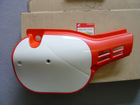 Cache latéral gauche Honda 250CR RE 84 - Réf. 83520KA3730ZA