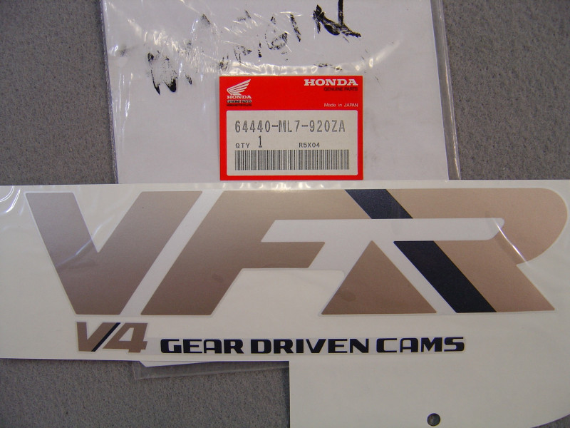 Autocollant carénage droit Honda VFR750F – Réf. 64440ML7920ZA