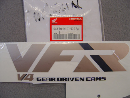 Autocollant carénage droit Honda VFR750F – Réf. 64440ML7920ZA
