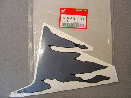 Décor réservoir gauche Honda XRV750P 1993 NH1E | 87139MY1300ZB