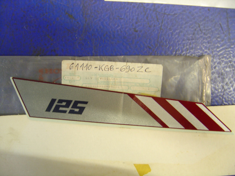 Décor côté droit type3 Honda NH125G 86 – Réf. 61110KG8690ZC