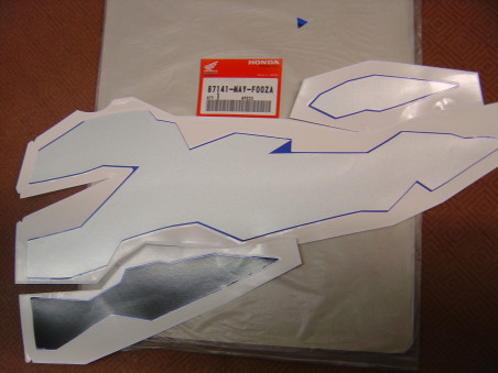 Décor réservoir droit Honda XRV750X 99 – Réf. 87141MAYF00ZA