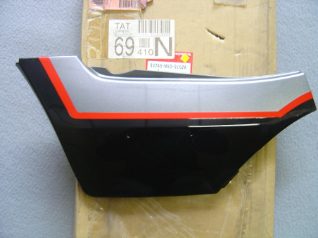 Cache latéral gauche Honda 750VFS | Réf. 83700-MB0-910ZA