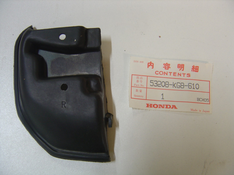 Caoutchouc support phare droit Honda NH125 1984 - Réf. 53208KG8610