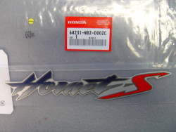 décor autocollant (A) de auvent AV de CB600F Hornet 00-01de  code couleur t