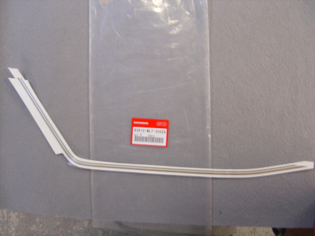 Autocollant couvercle latéral gauche Honda VFR750F | 83613ML7300ZA