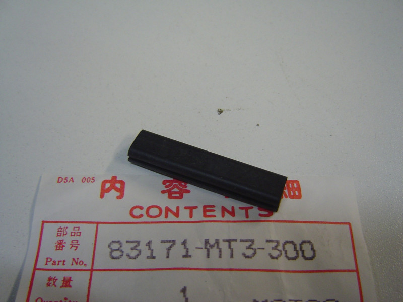 Caoutchouc de protection Honda 83171MT3300