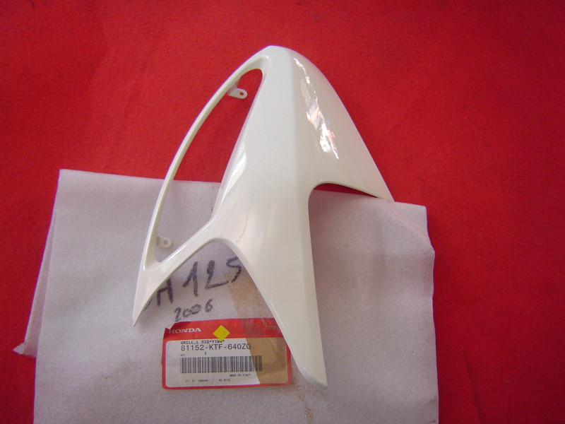 Cache latéral gauche carénage avant Honda SH125 06/07 Y194