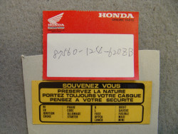 Autocollant Sécurité Honda DAX ST70C 82 | Réf. 87560-124-620ZB