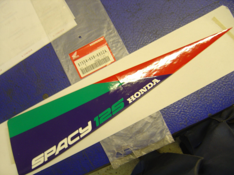 Décor Côté Droit Honda CH125M Spacy 91 – Réf. 87554KV8680ZA