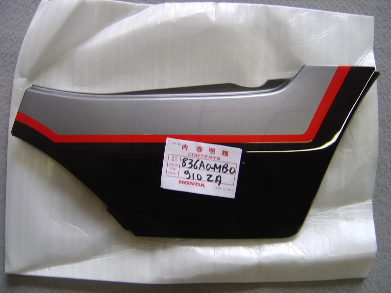 Cache latéral droit Honda 750 VFS NH-1 - Réf. 836A0MB0910ZA