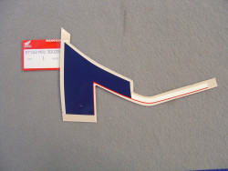 Décor autocollant couvercle gauche Honda XRV750 – 87162MV1300ZA