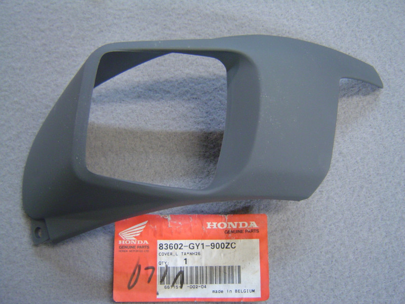 Couvercle feu arrière gauche Honda SA50 Vision 99 NH26