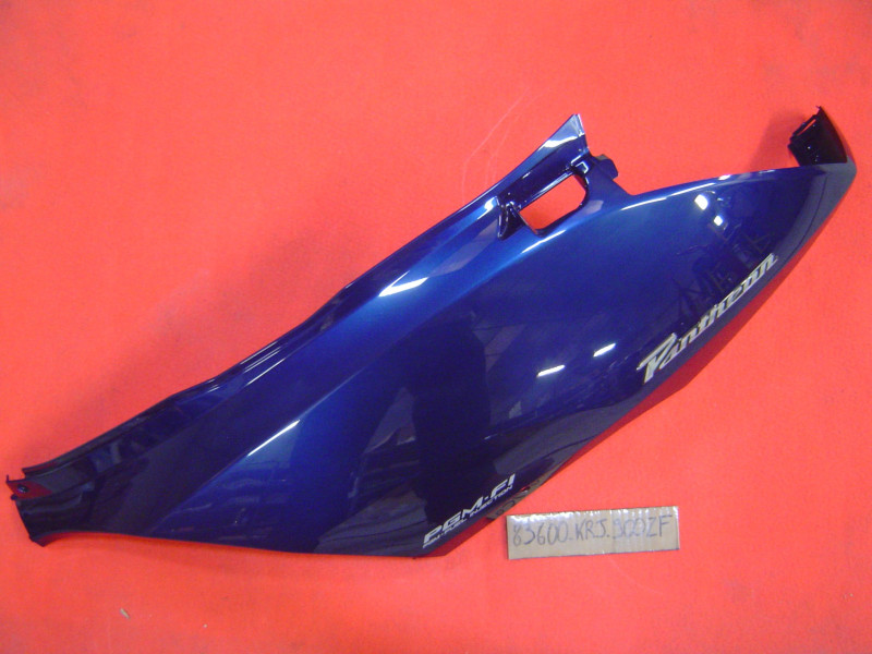 Cache latéral arrière gauche Honda FES125 04/06 - Réf. 83600KRJ900ZF