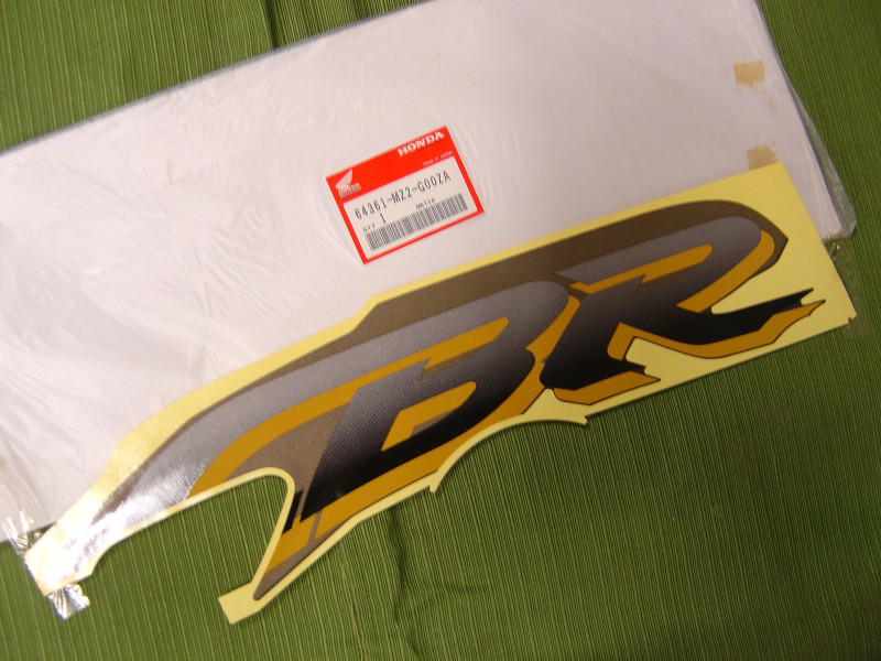 Autocollant auvent central Honda CBR1000FV 97 – Réf. 64361-MZ2-G00ZA