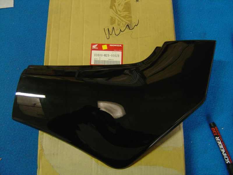 Cache latéral droit Honda NTV650T 1996 – Réf. 83600MZ6000ZB
