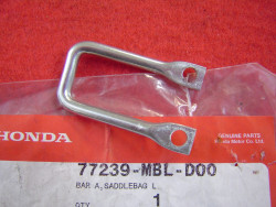 barre (A) de verrouillage de couvercle de sacoche de NT650V 02-05