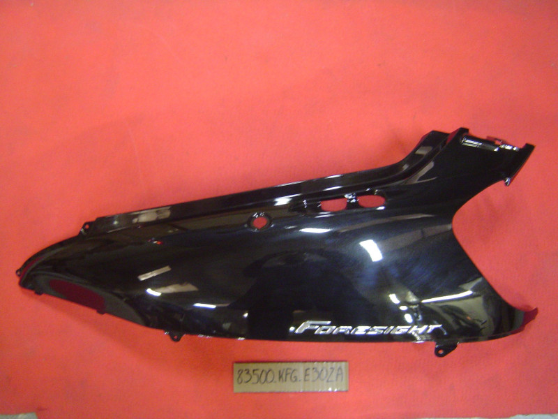 Cache latéral AR gauche Honda FES250 - Réf. 83500KFGE30ZA NHA12M