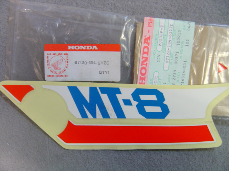 Décor gauche type3 MT80SA Honda – Réf. 87128184611ZC