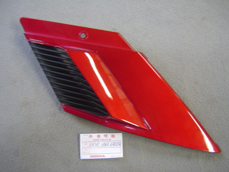 Grille latérale droite Honda CH125 Spacy 86 R132C