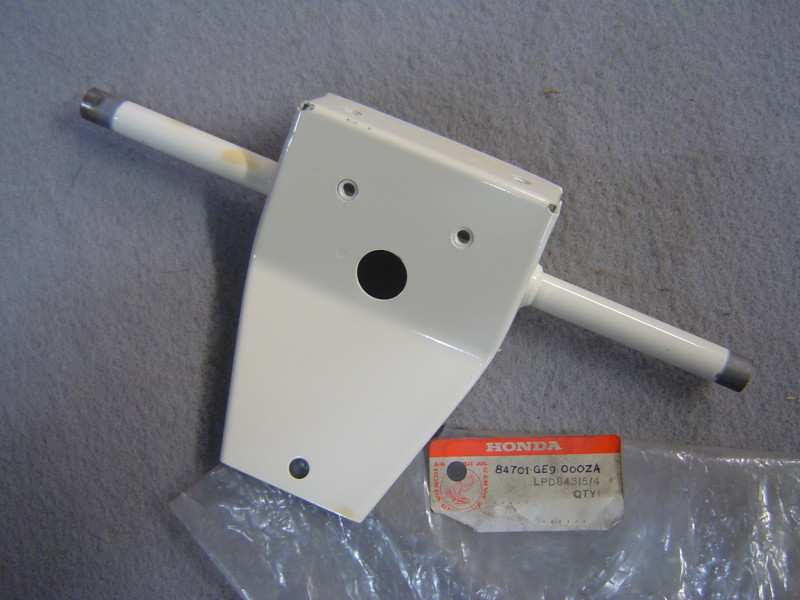 Support feu arrière Honda PXL50S 82 NH24 – Réf. 84701GE9000ZA