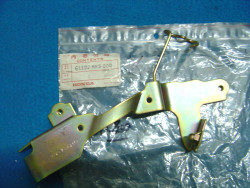 Support garde boue avant coté gauche de PC800
