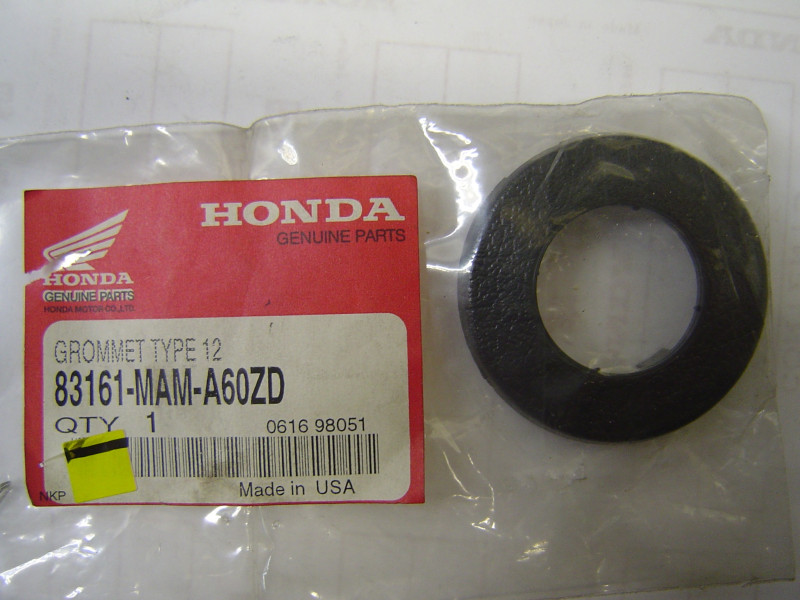 Caoutchouc montage coffre latéral Honda GL1500SE - 83161MAMA60ZD