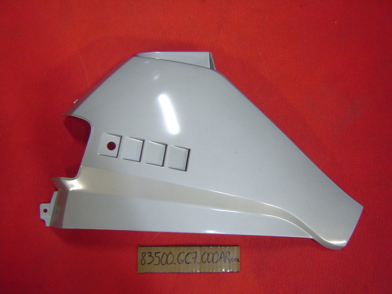 Cache latéral AR droit NH50FHF Argent Honda – Réf. 83500GC7000AR