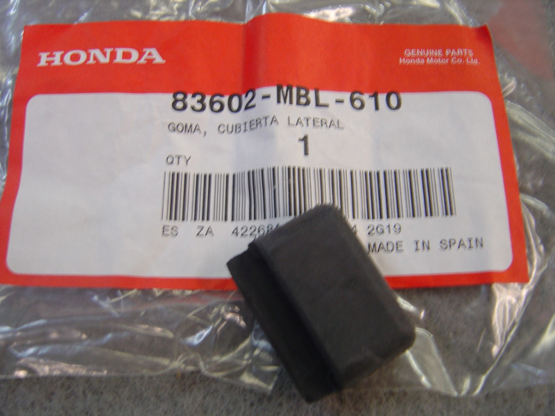 Caoutchouc couvercle latéral Honda NT650V 98-05 | 83602MBL610