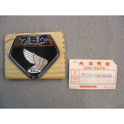 Logo droit Honda CB750K0 – Réf. 87123300020B