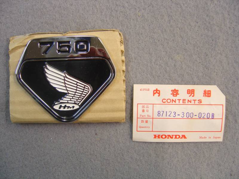 Logo droit Honda CB750K0 – Réf. 87123300020B