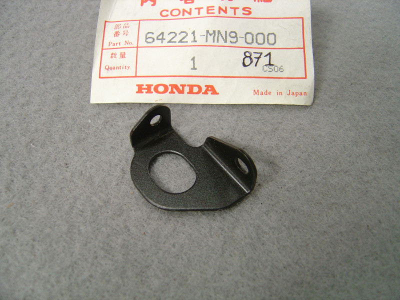 Support droit carénage Honda NX650 88 – Réf. 64221MN9000