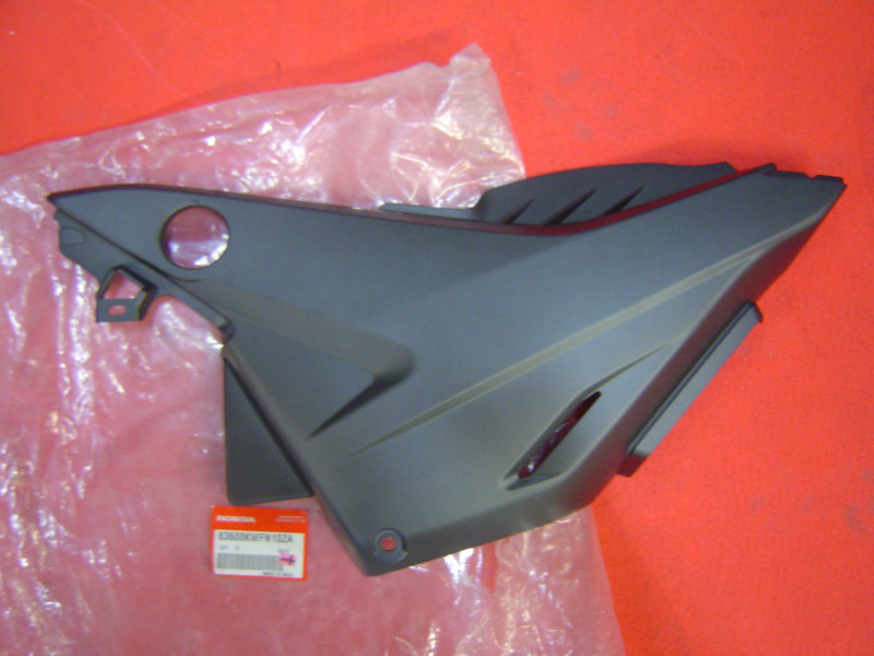 Cache latéral gauche Honda CBF125 2013 - Réf. 83600KWFN10ZA