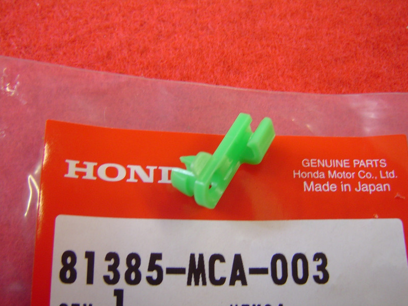 Clips dans mécanisme de top case de GL1800 2001/10 HONDA 82385-MCA-003