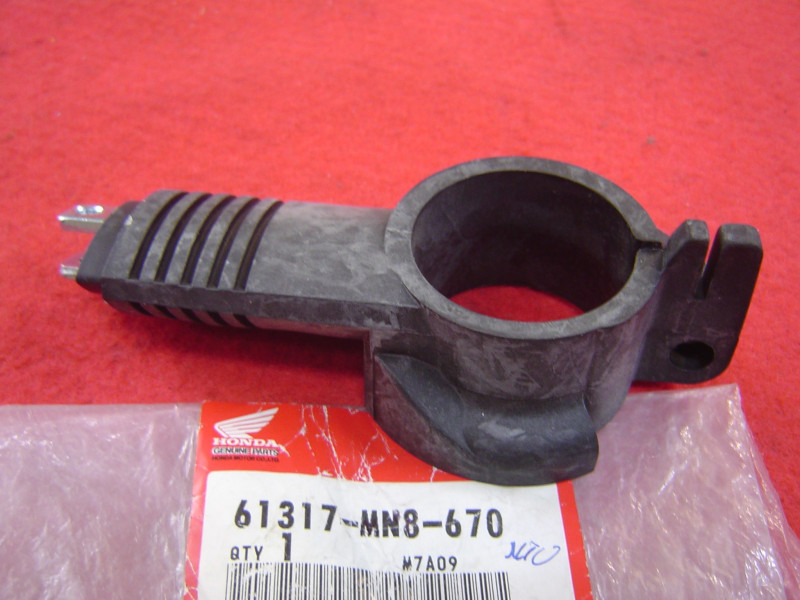 Support Clignotant AV Gauche Honda NTV650 - Réf. 61317MN8670