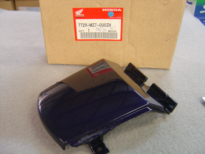 Capot central supérieur selle Honda VFR750F PB257M | 77211-MZ7-000ZH