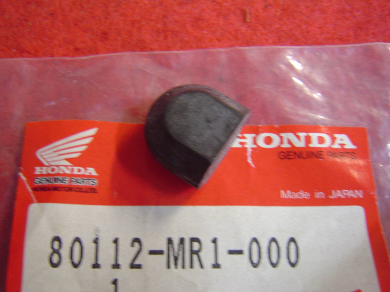 Caoutchouc de garde boue AR de VT600C 88-98 HONDA 80112-MR1-000