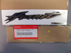 Autocollant HONDA auvent selle AR CB600F Hornet 03 77217-MBZ-K00ZB