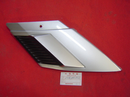 Grille latérale droite Honda CH125 Spacy NH132M | 64312KN7670ZL