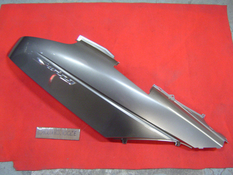 Cache latéral arrière droit Honda FES125 – Réf. 83400KRJ790ZE