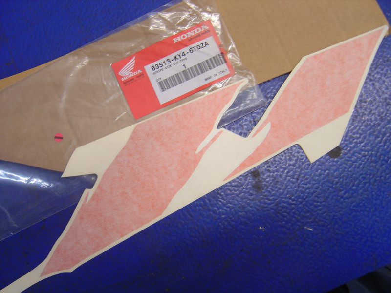 Décor flanc selle droit Honda NSR125 RN 92 - 83513KY4670ZA