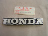 Logo réservoir droit Honda 250-350 K4 – Réf. 87121344670