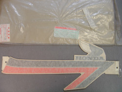 Autocollant réservoir droit Honda CB125TDE 1984 – 87111KC1710ZB