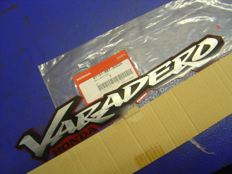 Décor Autocollant Droit Type4 Honda XL1000V – Réf. 87131MBTD00ZA