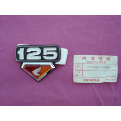 Logo Cache Latéral Gauche Honda CB125S1 - Réf. 87125359700
