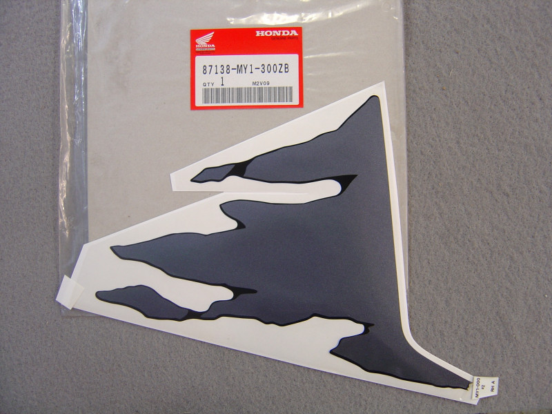 Décor réservoir droit Honda XRV750P 1993 NH1E | 87138MY1300ZB