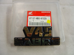 Logo V45 Sabre Honda VF750S 85 – Réf. 87127MB0970ZA