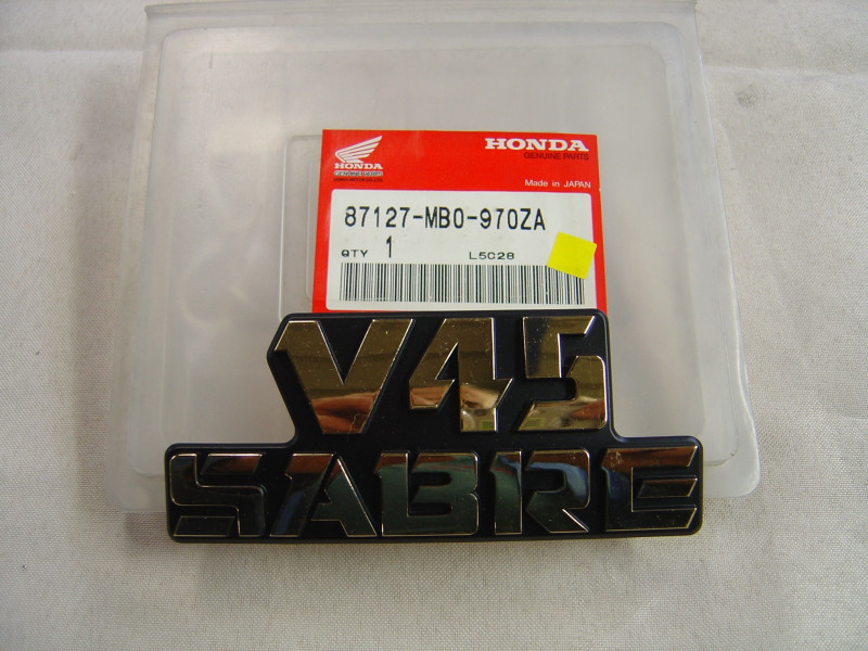 Logo V45 Sabre Honda VF750S 85 – Réf. 87127MB0970ZA