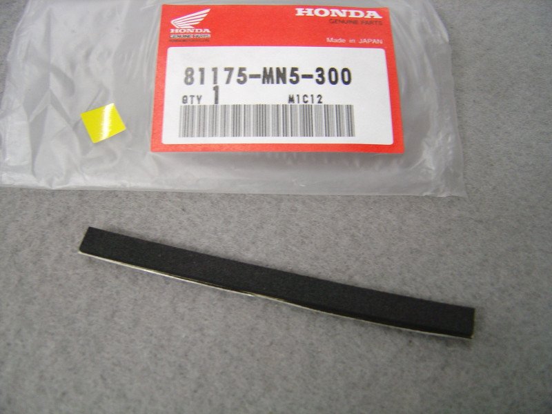 Joint autocollant trappe vide-poche top case Honda GL1500 - 81175MN5300