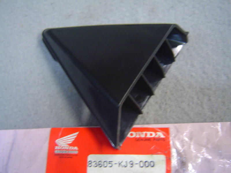 Couvercle latéral AR gauche Honda CH125 Spacy 83605KJ9000